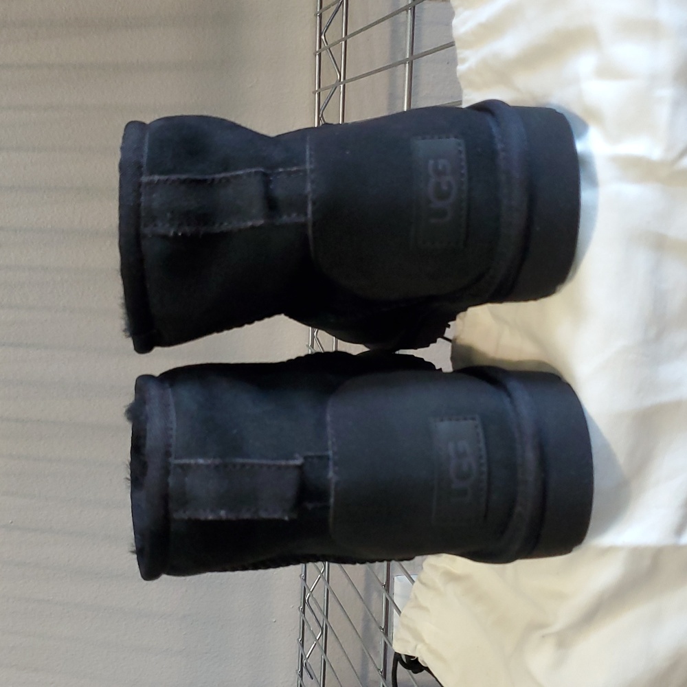 SOLD! NEW UGG Classic Short Suede Water-Repellent Black Boot Size8🖤 👢 - Picture 8 of 10
